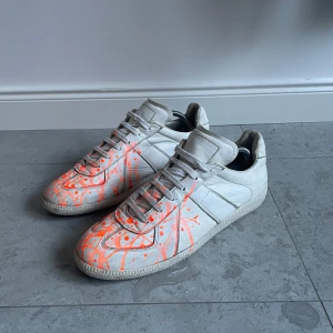 Maison Margiela Paint Splatter - Säljer nu dessa galet feta Margielas, till ett rimligt pris, i gott skick! Använda under några veckor, några små smutsfläckar men övrigt fint skick. Självklart äkta. Hör av dig vid minsta lilla fråga, är öppen för prisförslag!😊