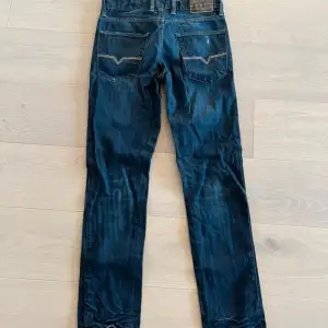 Fråsha Guess jeans 28/32 i bra skick