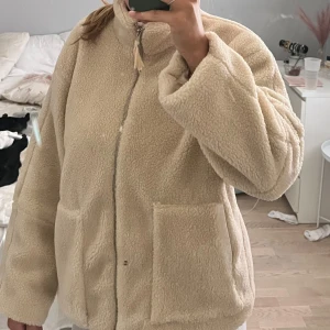 Teddy jacka - Helt ny, aldrig använd, hann inte skicka tillbaka innan returdatum gått ut, så fin och älskar färgen, denna jacka är väldigt efterfrågad, storlek S ,köpt på merley Stockholm, nypris 600kr🩷