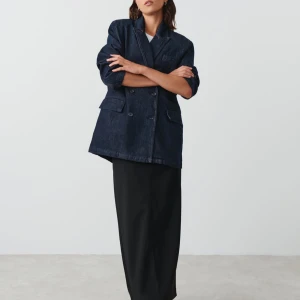 Denimkavaj från Gina Tricot - Oanvänd denimkavaj från Gina Tricot. Oversized i modellen, dubbelknäppt med axelvaddar. Strl M. 