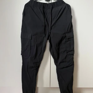 Cargobyxor  - Säljer ett par cargobyxor i metal färg , super sköna att använda , storlek xs