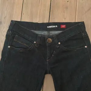 Skit snygga mörkblå bootcut jeans från Miss Sixty.  Midjemåttet är 78 cm. Innerbens längden är 77 cm. Bra kvalitet. Jeansen är lite slitna på nederkanten av båda byxbenen men syns inte så mycket vid användning. Säljer för att de inte passar mig. 