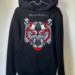 King Will dream hoodie  - Säljer denna king Will dream hoodien som inte används , provad en gång , har inte används efter de , nypris 500 kr 