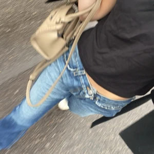 Only jeans - Säljer ett par lågmidjade jeans från only, säljer pågrund att dom sitter lite stort på mig men dom är verkligen jätte fina!💓 priset kan sänkas vid snabb affär! Midjemått:39 och i längden så är jag 161 så dom sitter bra i längden!