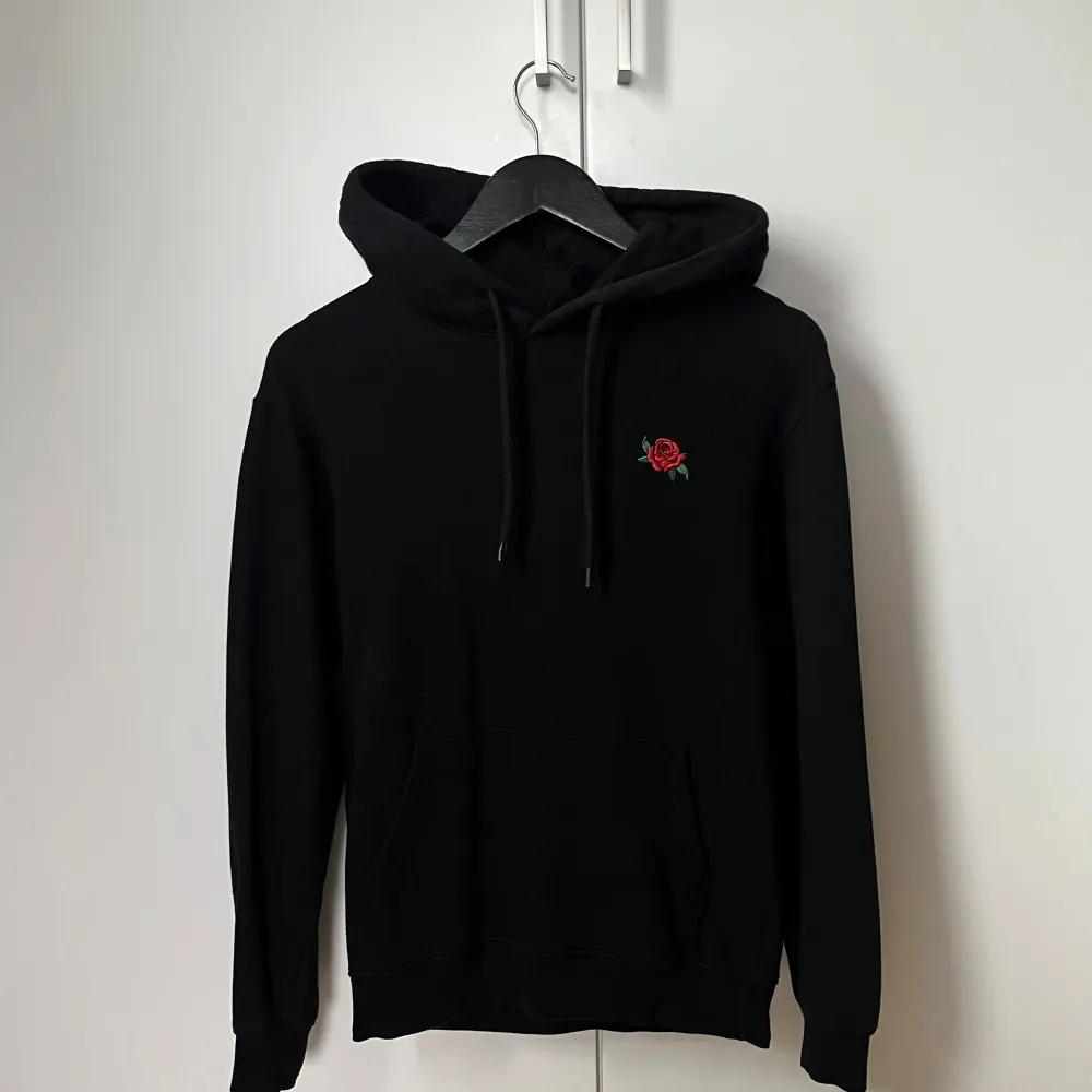 En ros hoodie i färgen svart , använd 4 gånger Max , storlek xs. Hoodies.