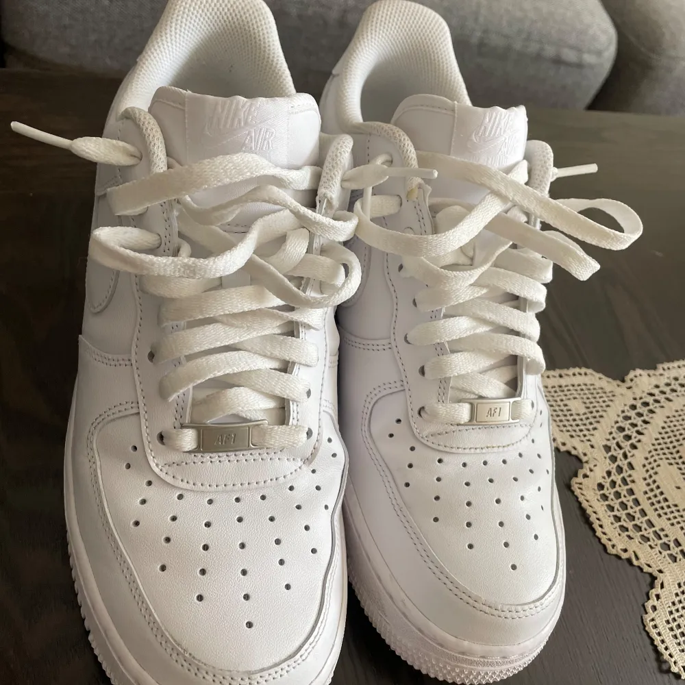 Nästan helt nya Nike AF1  . Skor.