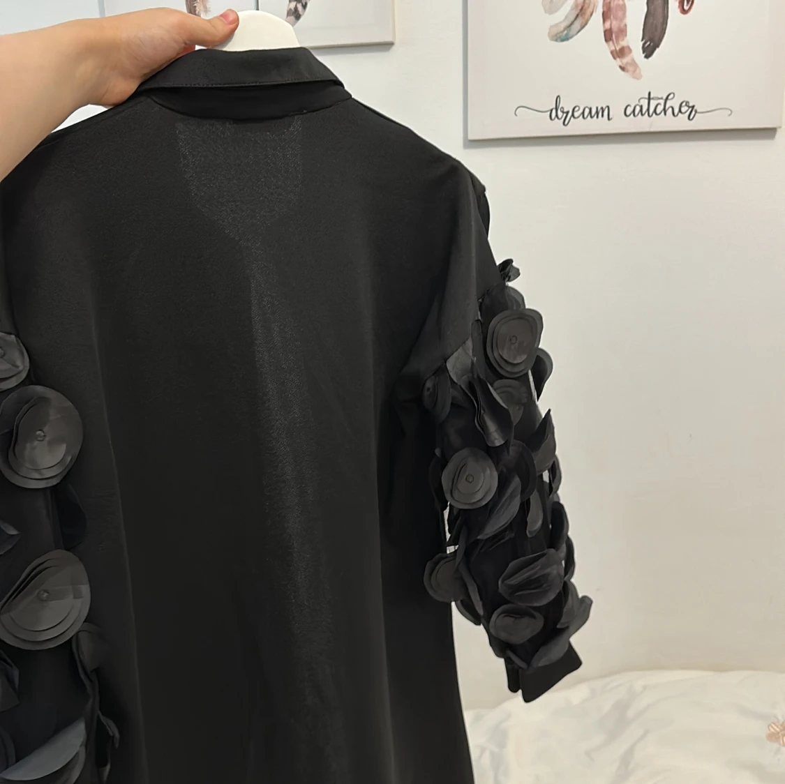 Svart klänning med unika ärmdetaljer från UMS Concept - 90