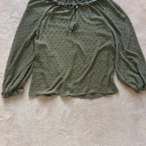Grön blus - Blus i väldigt bra skick och använd fåtal gånger. 
