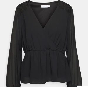 Svart blus från vila: Orginal pris 379kr - Helt ny jätte fin blus från vill som man kan ha till nästan vad som helst💕