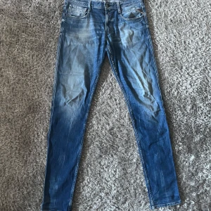 Replay jeans - Säljer dessa sjukt snygga replay anbass då ja inte anvönder de längre. Väldigt bra skick eftersom jag bara användt de ett fåtal gånger  Storlek-W34 L36