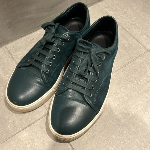 Lanvin skor - Tja! Säljer dessa fina Lanvin skorna. De har använts en del med är fortfaranda i väldigt fint skick. De är storlek 42 och är i en mörkgrön färg. Allt ingår som skolåda och dustbags. Hör av vid frågor!