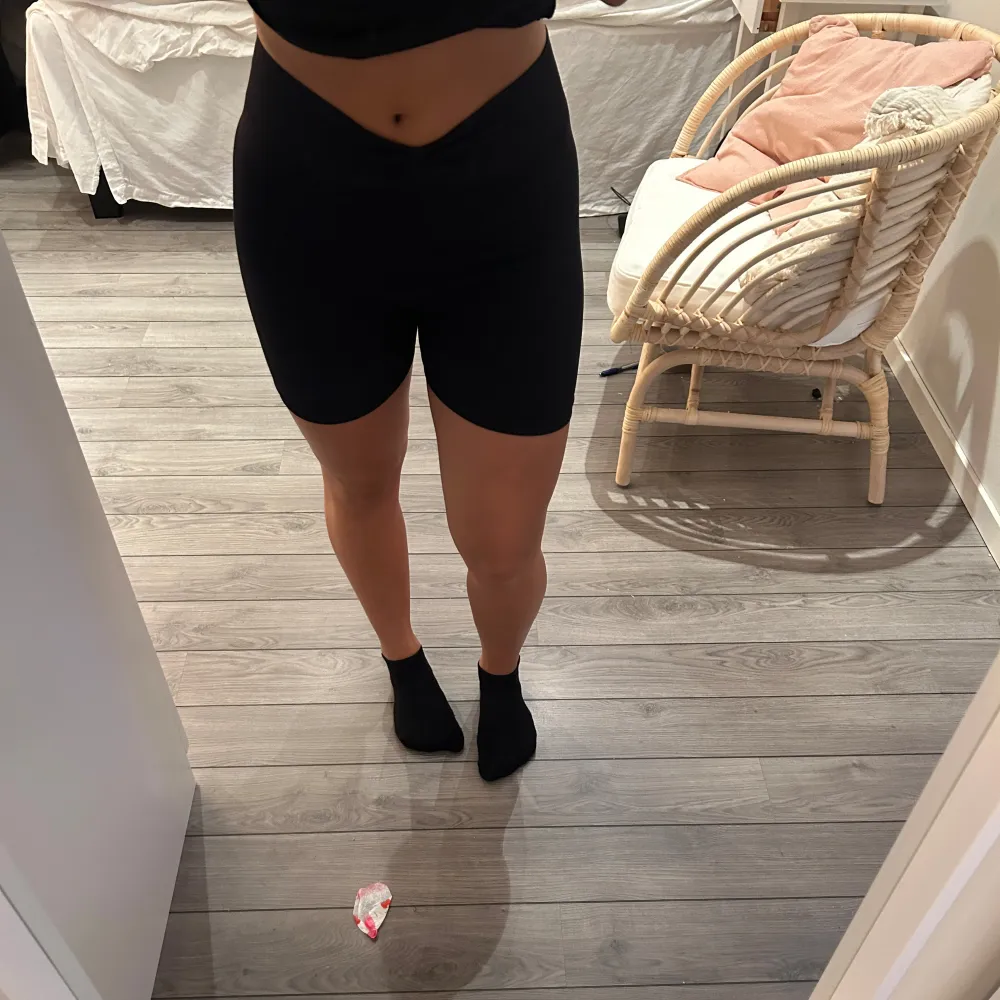 Säljer dessa snygga svarta tränings short perfekt till gymmet eller en löptur🥰 eller bara en slapp dag hemma, väldigt sköna❣️  Använd hyfsat sällan så i bra skick. Sportswear.