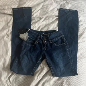 Y2K jeans - vintage låg midja jeans sälja för att de är för små för mig. jag är 159cm och storlek 26 men de passar typ 24-25