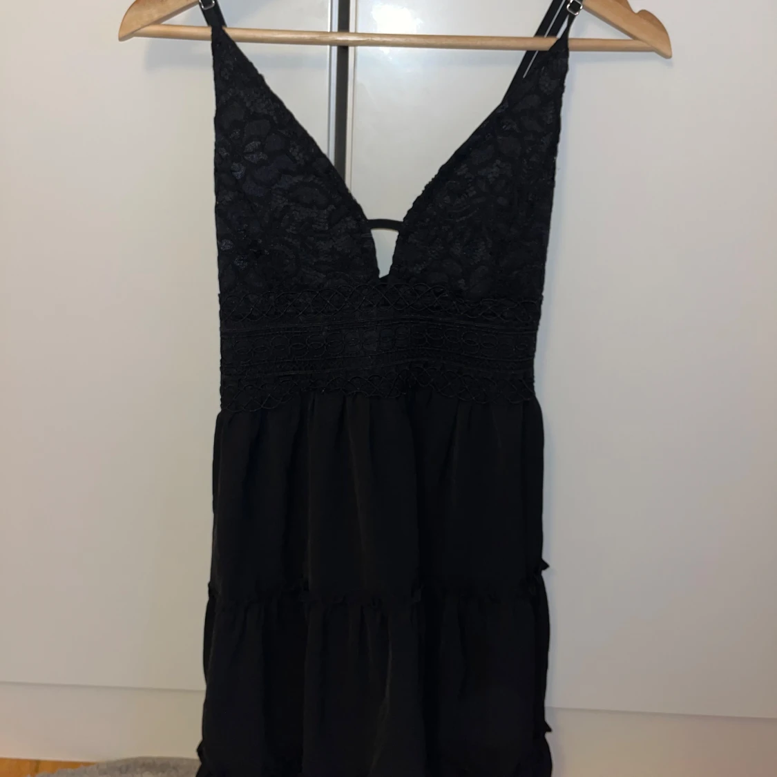 Svart klänning med spetsdetaljer - 90