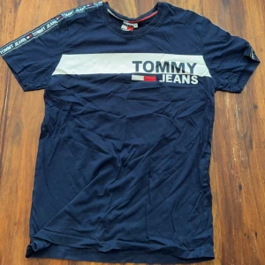 Tommy hilfiger tröja  - Bra skick säljer då den inte används. Tröjan är mörkblå.