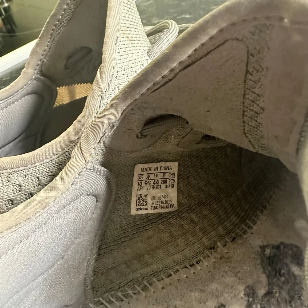 Säljer ett par Adidas Yeezy Boost 350 V2 true form i en snygg beige färg. perfekta för både vardag och fest. Passar storlek herr 44. OBS finns 2 flaws på sidorna, går lätt att fixa.. Skor.