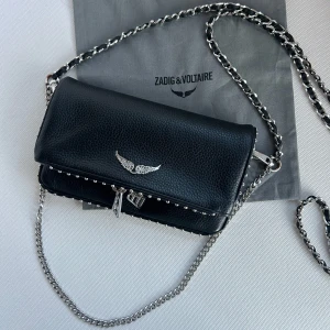 Zadig & Voltaire väska - Zadig & Voltaire väska. Modellen Rock Nano studs, den lilla modellen.  Mycket bra skick, inte mycket använd! Dustbag fås med.  1500kr+frakt
