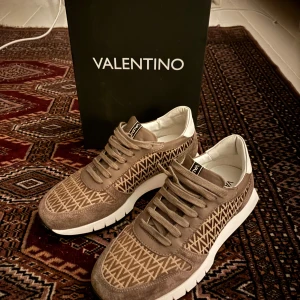 Valentino skor - Helt nya och väldig unika och sällsynta valentino skor.  Perfekt till hösten/vintern