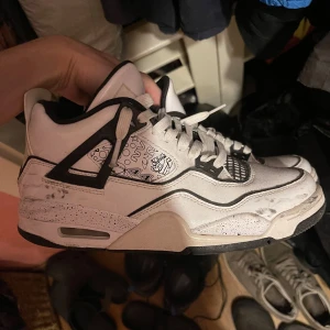 Air Jordan 4 - PRISET KAN DISKUTERAS Använda endast ett par gångersom nya lite smutsiga bara. Köpta på soleplus för 2200 om jag minns rätt lyckas tyvär inte få fram kvittot.  Storlek 40,5