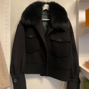 Meotine jacka - Säljer min fina meotine jacka då de inte längre är min stil. Köpt förra året så inte använd så mycket. Storlek S/M🫶🏼