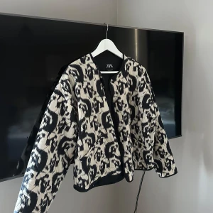 Zara jacka  - Jacka från zara i nyskick!