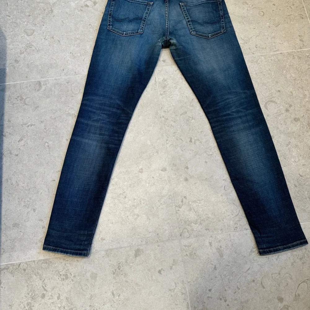 Jack & Jones jeans i mycket bra skick med snygga slitningar för en trendig look. De är märkta som skinny men sitter mer som slim fit. Jag har bilder som visar passformen, så tveka inte att höra av dig om du har några frågor eller vill se fler detalje. Jeans & Byxor.