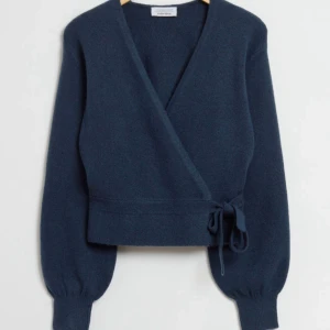 & other stories tröja  - Säljer denna super söta omlott koftan frpn & other stories💕aldrig använd💕