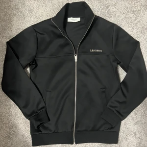 Les Deux kofta - Säljer denna kofta. Knappas varit till användning. Mycket fint och lite glansaktigt material. 