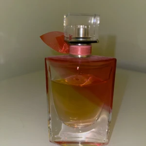 LA VIE EST BELLE EN ROSE EAU DE TOILETTE 50ml  - Skulle säga att 3/4 är kvar  