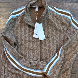 Lacoste Monogram TRACKJACKET - köpt fr zalando i somras endast testad cond 10/10 som ny med tags kvar strl M men passar även S 