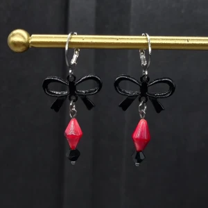 Handgjorda örhängen  - Handgjorda halloween örhängen●●Örhängeskrokar -rostfritt stål. Material-metal. Nickel fri. Längd -5cm