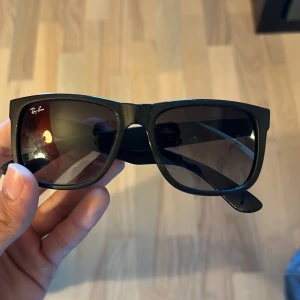 Raybans solglasögon  - Skadade lite som ni ser på bilden men det är inget man lägger märke till i verkligheten, därför har jag sänkt priset extra mycket. Kommer ej till någon användning så den behöver en nya ägare