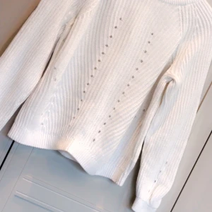 Vit stickad tröja från Object - Säljer en superfin vit stickad tröja från Object. Den har ett snyggt mönster med små hål som ger den en unik look. Perfekt för kyliga dagar och passar till allt! Tröjan är i storlek L och är riktigt snygg! Ny "Utan prislapp"