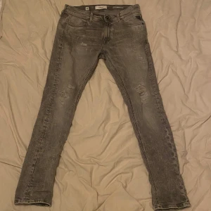 Replay jeans - Tja säljer nu mina riktigt feta replay jeans i storlek 32 Jeansen är i toppskick! Passformen är slim fit, bara o höra av dig vid minsta fundering 