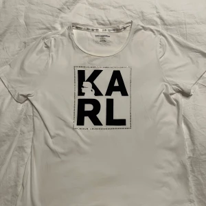 Karl Lagerfeld T-shirt Vit - Vit T-shirt från Karl Lagerfeld. Strl XL Dam. Sparsamt använd, fint skick.