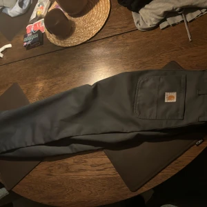 Carharrt relaxed byxor , väldigt ovanliga  - Carharrt relaxed byxor , väldigt ovanliga  Säljs ej längre och är inte används. Har en relaxed baggy passform med logan som visas på bilderna  32/32