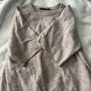 Stickad tshirt  - En jättefin stickad t-shirt från lager157 i strl M! Inte använd mycket alls och passar mig i storleken som vanligtvis är strl S🫶🏼