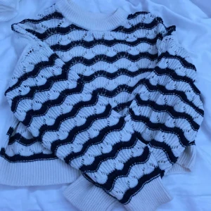 Vit och mörkblå stickad tröja från H&M Divided - Säljer en superfin vit och mörkblå stickad tröja från H&M Divided. Den har ett vågigt mönster och långa ärmar. Perfekt för höst och vinter! Tröjan är i storlek XS och är riktigt mysig och stilren. Bra skick (bara använd några få gånger)💗 
