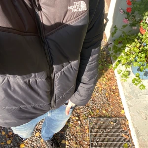 North Face Jacka - Säljer denna sjukt snygga och varma dunjackan från northface som är perfekt till vintern. Nypris runt 3-4 tusen, vårt pris 899. Storlek L. Skick 8/10 finns inga synliga deffekter. Väldigt mörk blå färg, och lite svart. Bara fråga! 🙏