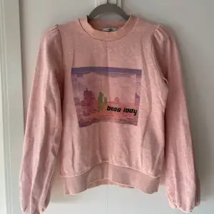 ”Trenton Isoli Boss Lady Sweater in Silver Pink” från Ganni. Använd men den har inga tydliga defekter! 