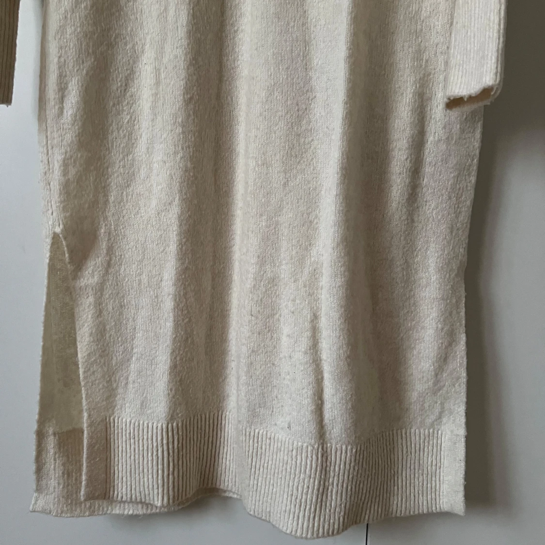 Creame färgad stickad klänning  - 90