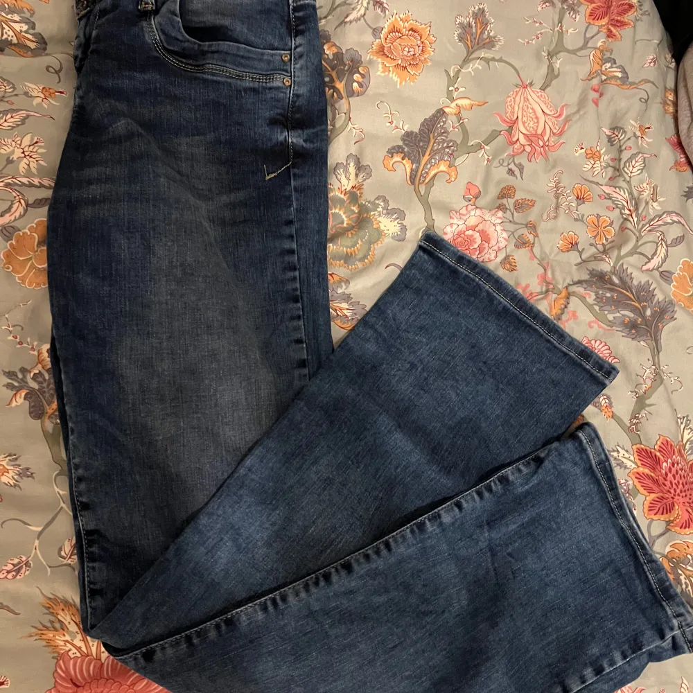 Säljer dessa jättepopulära och super fina jeans ifrån Ltb som är helt slutsålda överallt, i modellen valerie. I storleken 28/ 32. Använda fåtal gånger som nya🤩. Jeans & Byxor.