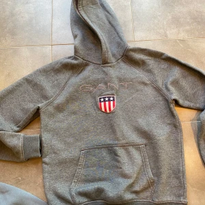 Superfin helt ny, aldrig använd GANT mörkgrå Hoodie, stl 170 - Superfin mörkgrå GANT hoodie, aldrig använd (!), i stl 170, nypris ca 899kr, nu endast 500kr! 