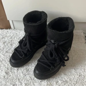 Inuikii 37 - Mysiga vinterskor, säljer pga att jag har andra. Har fixat ny, mysig sula i båda skorna därav priset. De har en liten slitning i den högra skon men det syns inte, skriv för fler bilder💖