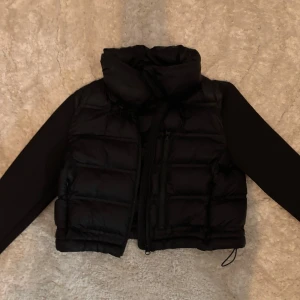 Jacka, zara storlek xs - Midjejacka, zara, svart, xs  Pris går såklart att diskutera💕