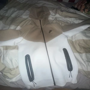 Nike tech  - Fin nike tech i fägren beige/vit, nästan aldrig använts. Nästan ny skick, inga fläckar på den.