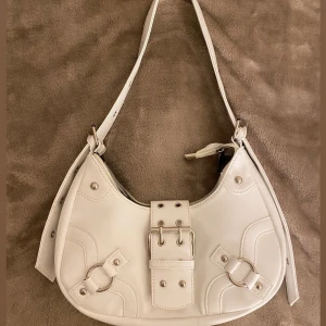 Vit Y2k väska  - Jag säljer den eftersom att den inte kommer till användning (använd 1-2 gånger) Den är i mycket bra skick! 😊