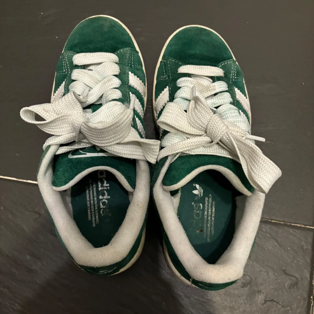 Mörkgröna campus i strl 38 och 2/3. Ca ett halvår gamla. Använda en del men fortfarande i fint skick. Skickar med två par gröna skosnören som jag fick vid köpet :) Inköpspris: 1349kr. Kengät.