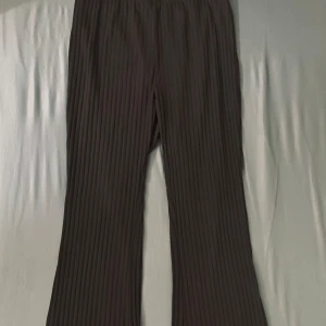 Utsvängda byxor - Svarta utsvängda byxor, ganska stretchiga o sköna.