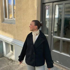 Design by si kappa - Säljer denna fina kappa pågrund av att den inte kommer till användning. inga defekter❤️ pris kan diskuteras